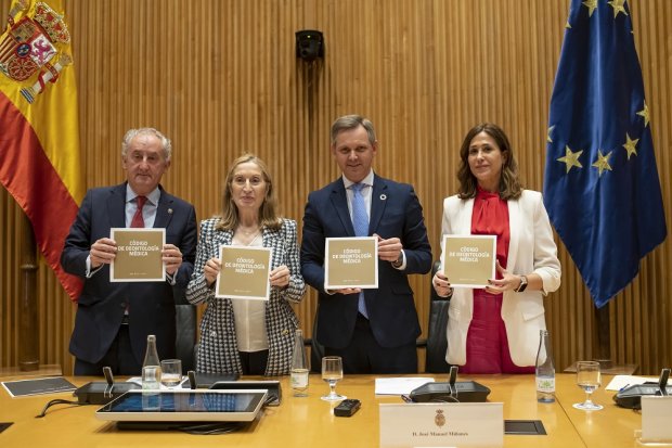 Presentación del Código de Deontología Médica el 30 de marzo de 2023 en la sede del Congreso de los Diputados por parte de varios representantes institucionales